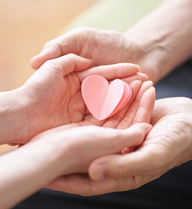 手をとりあうイメージ写真