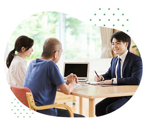 お話を聞いているイメージ写真